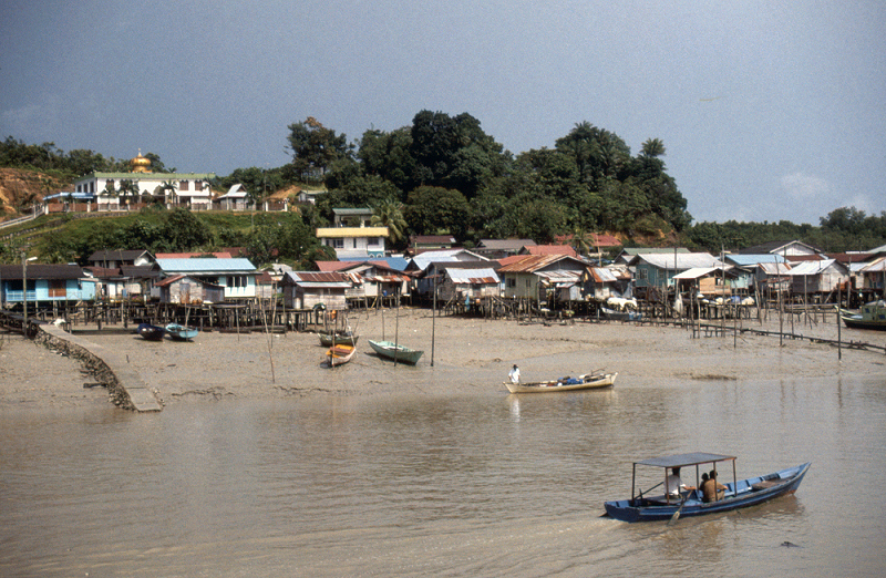 769_Plaatsje aan de kust van Sarawak.jpg